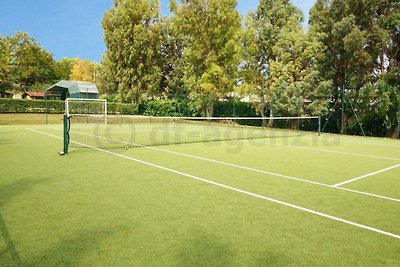 Privater Pool und Tennisplatz
