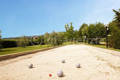 Privater Pool und Tennisplatz