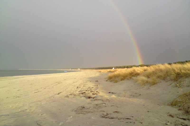 Regenbogen über dem Strand