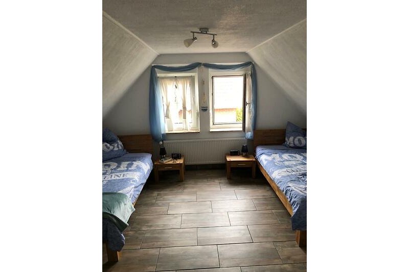 Modernes Schlafzimmer mit gemütlichen Einzelbetten (H4 Matratzen)
