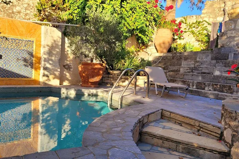 Pool und Hof zum Entspannen