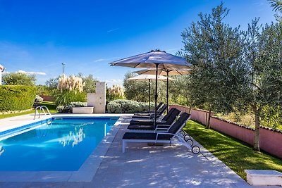 Villa Maddalena with private pool in Tinjan,...