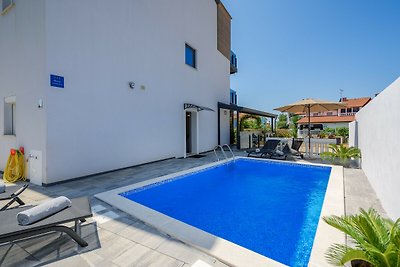 Apartment Vedran with heated pool, in Porec