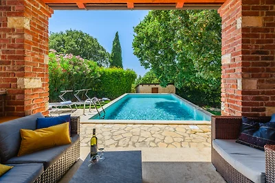 Villa Hrast Bacva with Pool in Višnjan,...