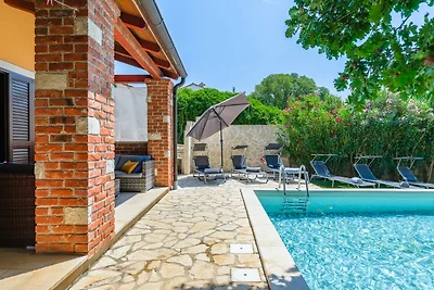 Villa Hrast Bacva with Pool in Višnjan,...