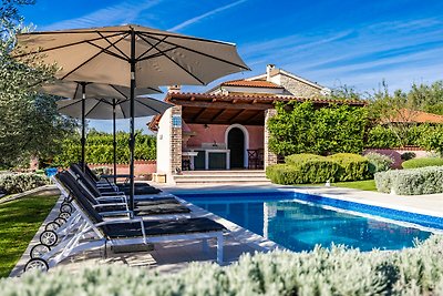 Villa Maddalena with private pool in Tinjan,...