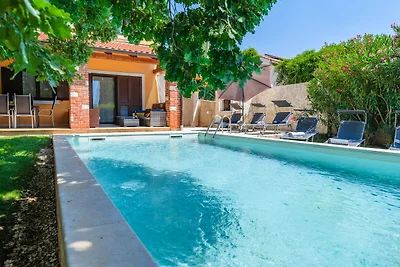 Villa Hrast Bacva with Pool in Višnjan,...