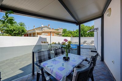 Apartment Vedran with heated pool, in Porec