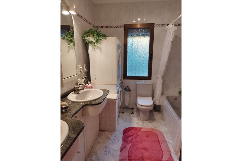Bad mit Badewanne und Dusche