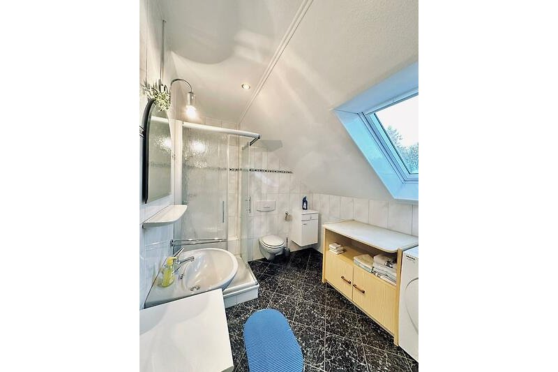 Gemütliches Badezimmer mit modernen Armaturen und stilvoller Einrichtung.