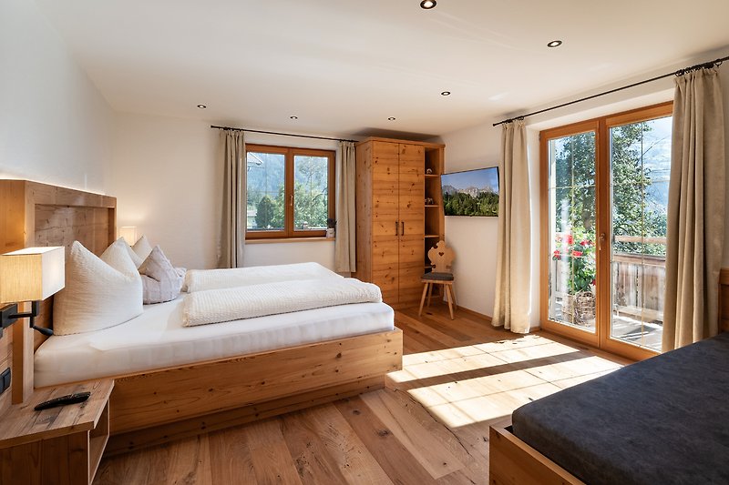 Einladendes Wohnzimmer mit Holzmöbeln und gemütlichem Ambiente.