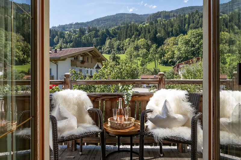 Einladende Terrasse mit Bergblick und stilvoller Einrichtung.