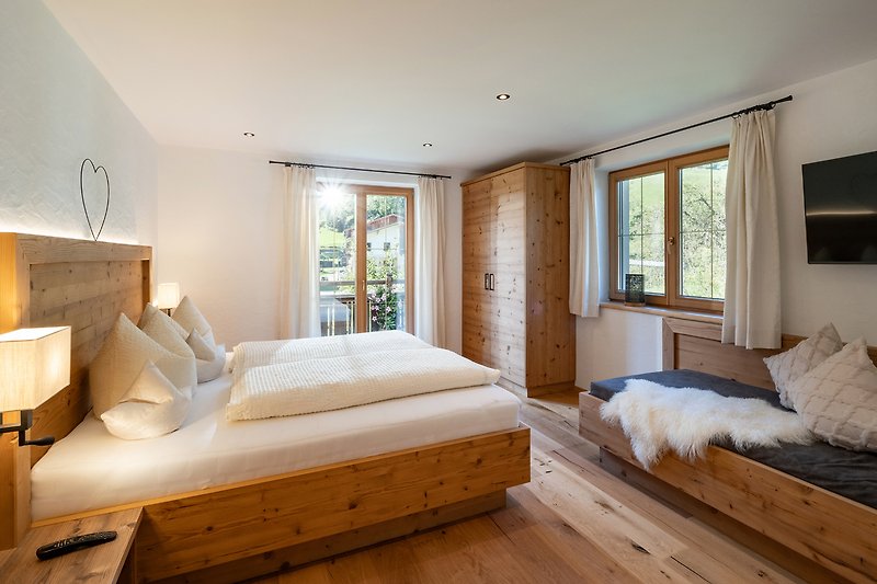 Gemütliches Schlafzimmer mit Holzmöbeln und gemütlichem Bett.