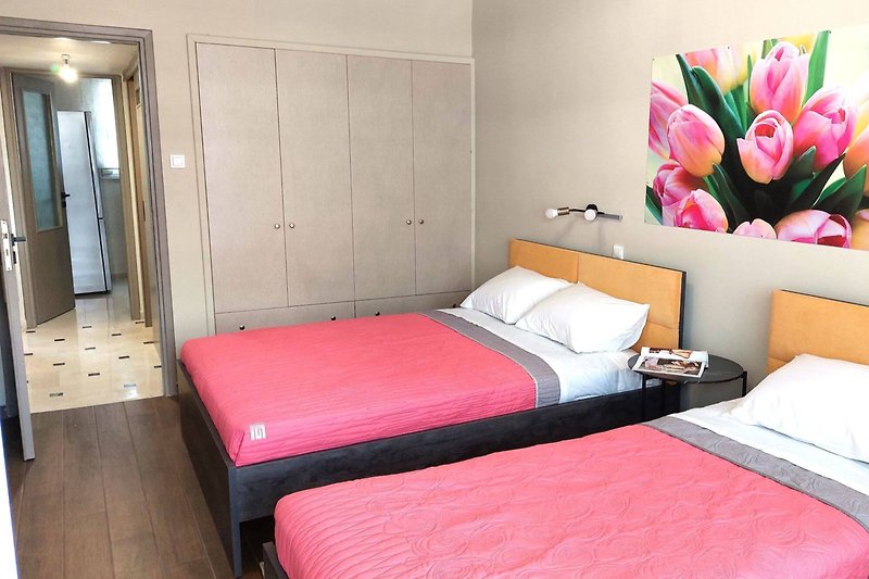 Przytulna sypialnia z drewnianym łóżkiem i pięknymi roślinami.