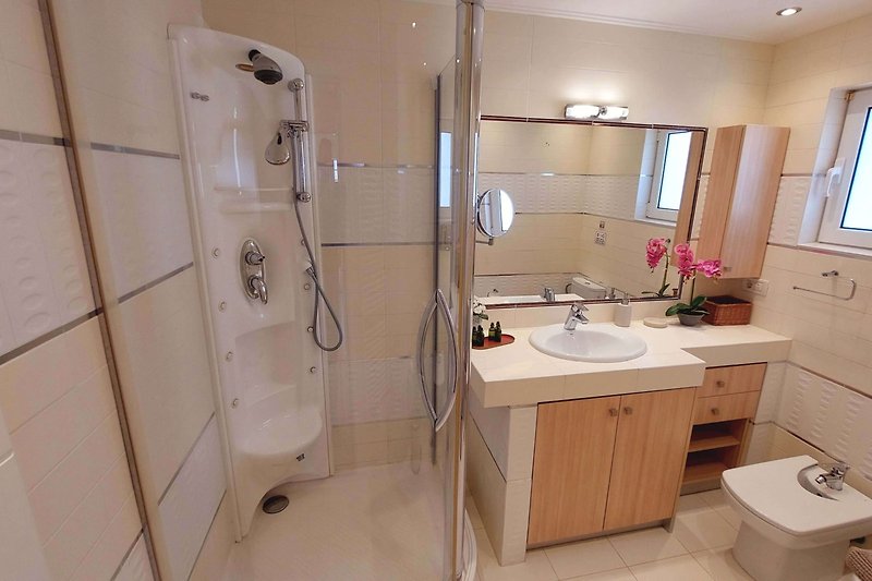 Piękna łazienka z designerskim wyposażeniem i nowoczesnym prysznicem.