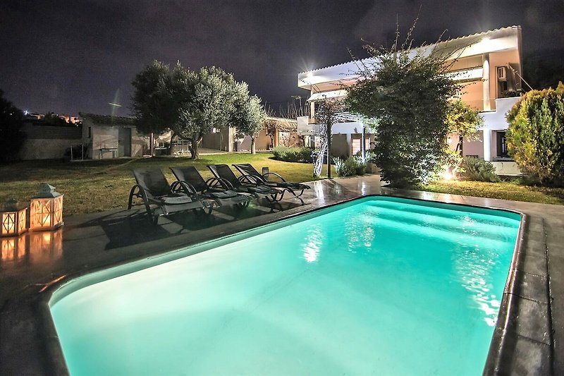 Piękny dom wakacyjny z basenem, otoczony przyrodą i palmami. Idealne miejsce na relaks i wypoczynek.