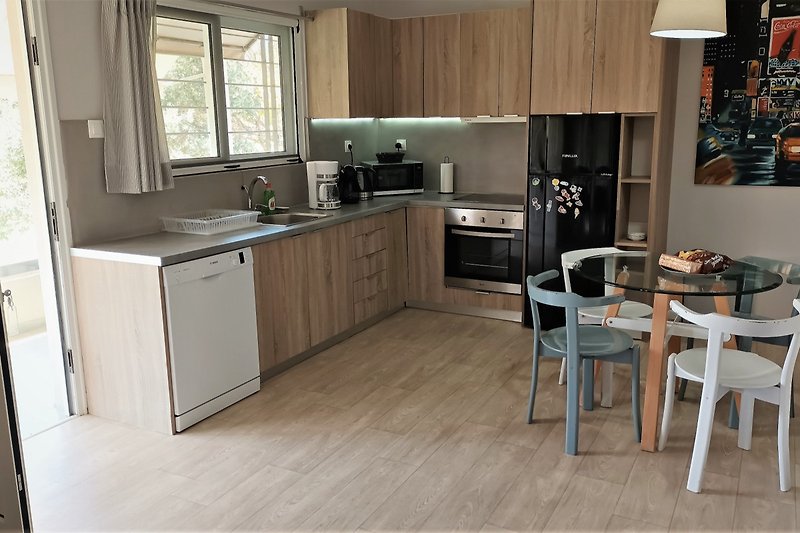 Piękne wnętrze kuchni z drewnianymi meblami i nowoczesnym sprzętem AGD.