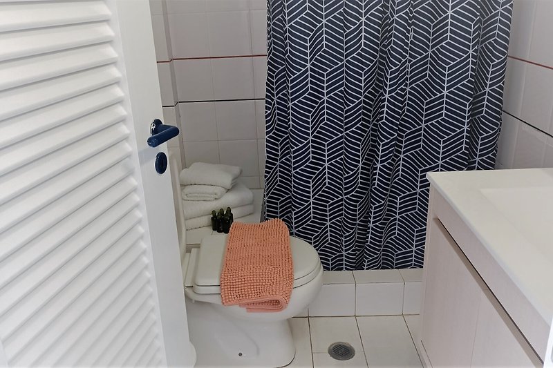 Przestronna łazienka z nowoczesnym wyposażeniem i eleganckim wystrojem.