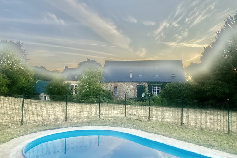 Schönes Haus mit Pool, Blick auf Wasser und Landschaft.