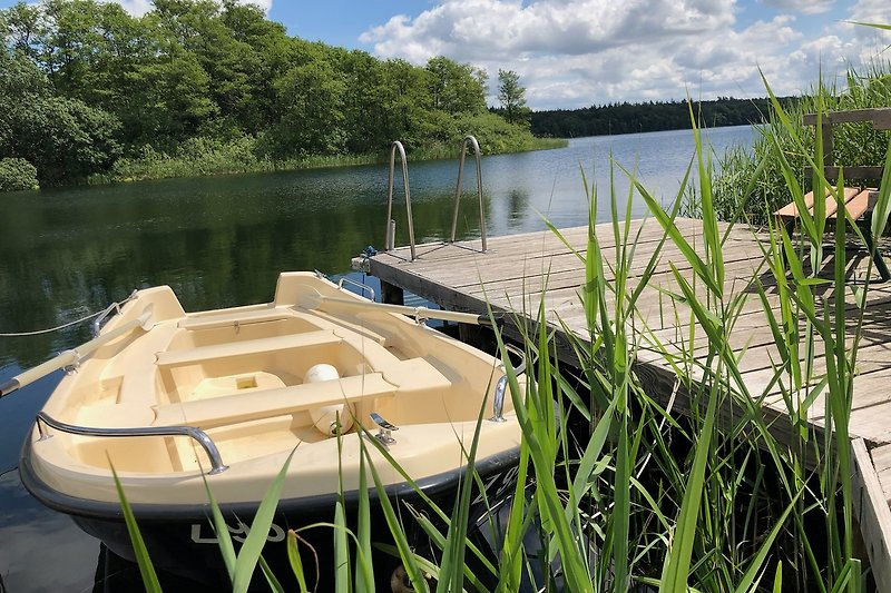 Steg und eigenes Ruderboot