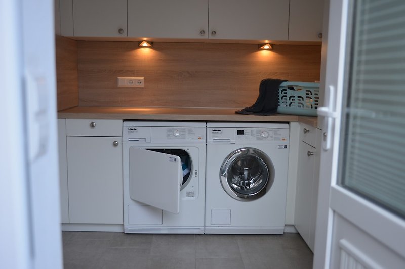 Der HWR Raum mit Waschmaschine, Trockner und jetzt neu mit Mini-Gefrierschrank (nicht im Bild zu sehen).