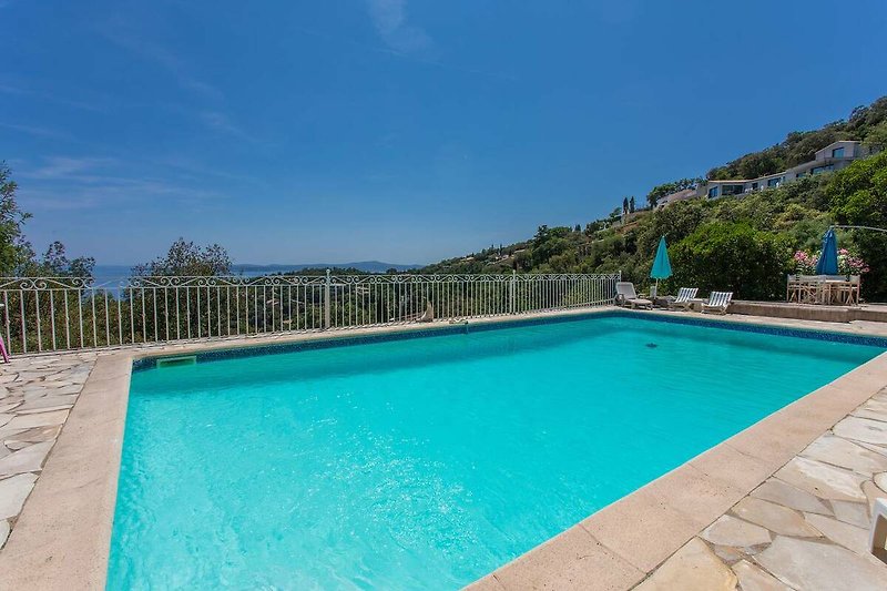 Schwimmbad mit mit Blick auf St.Tropez und das Meer in reiner Südlage.