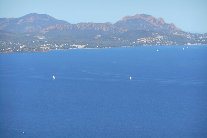 Beeindruckende Landschaft mit Bergen, See und Küste. Lädt zum Segeln und Träumen ein