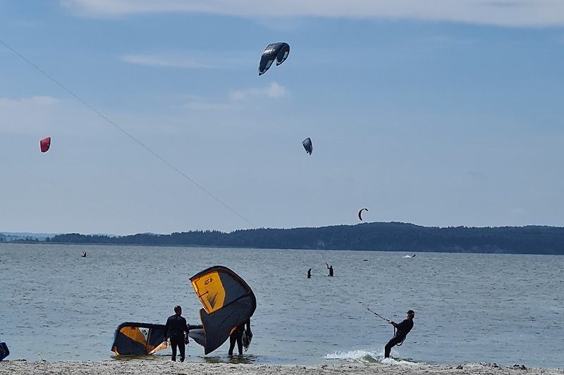 Kitesurfen am Strand mit Paraglider und Wind am Martinshafen