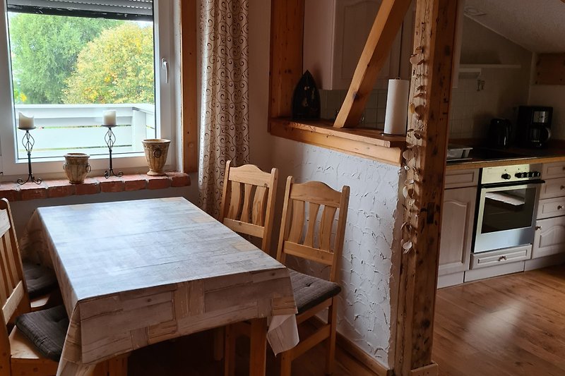 Essecke am Wohnzimmer mit Sicht zum offenen Küchenbereich