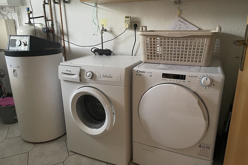 Hauswirtschaftsraum mit Waschmaschine und Trockner.