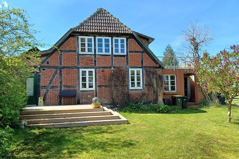 Ländliches Haus mit Garten und altem Baumbestand.