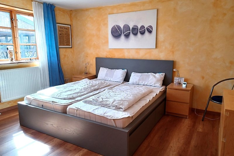 Schlafzimmer  (Doppelbett, Kommode und Kleiderschrank, zusätzliches Klappbett und Babybett)