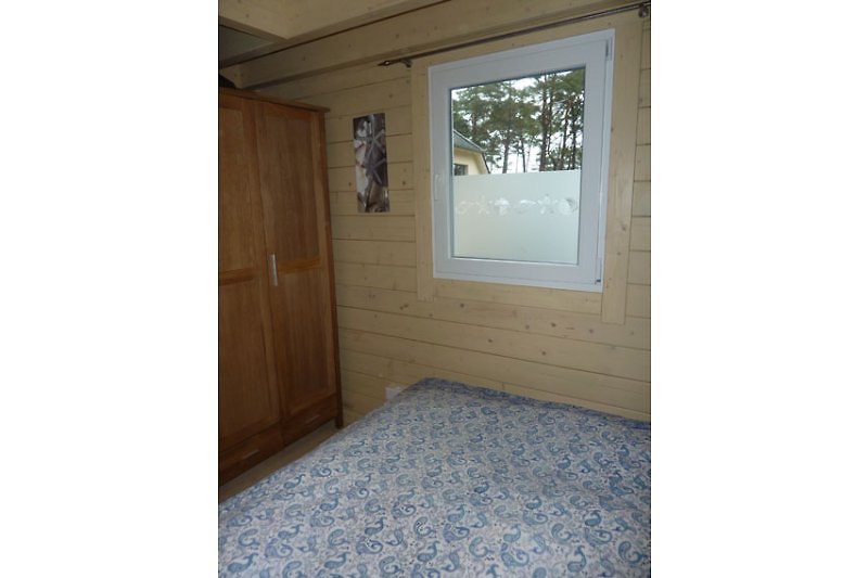 Schlafzimmer mit Bett 1,80 x 2,00 Meter