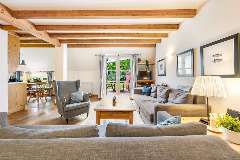 Geräumiges Wohnzimmer mit zugang zur Terrasse und zum Garten