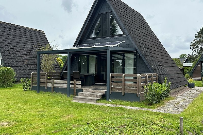 Charmantes Landhaus mit Veranda, Garten und malerischer Landschaft.