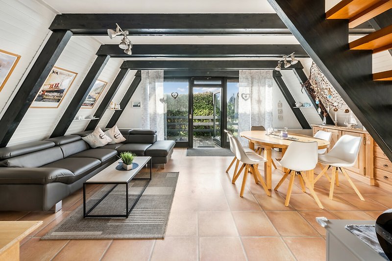 Wohnzimmer mit Holzmöbeln und Pflanzen.