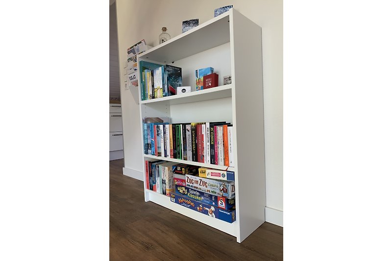 Gemütliches Wohnzimmer mit Bücherregal