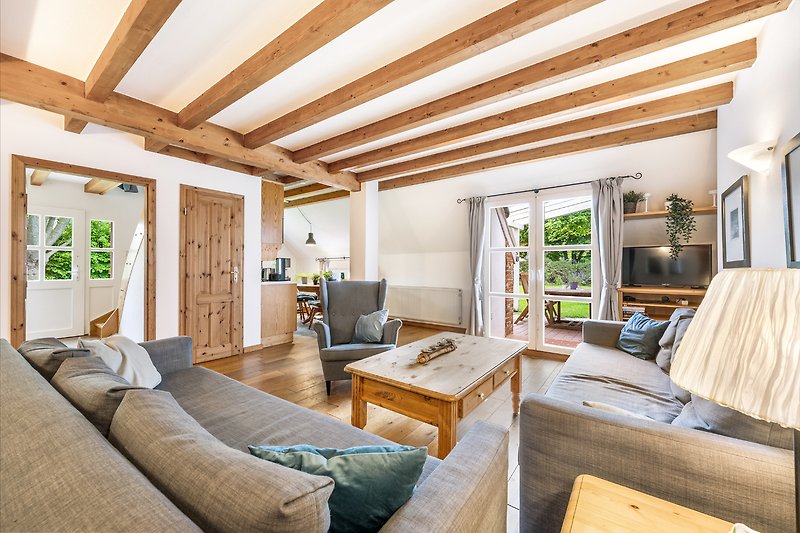 Geräumiges Wohnzimmer mit zugang zur Terrasse und zum Garten