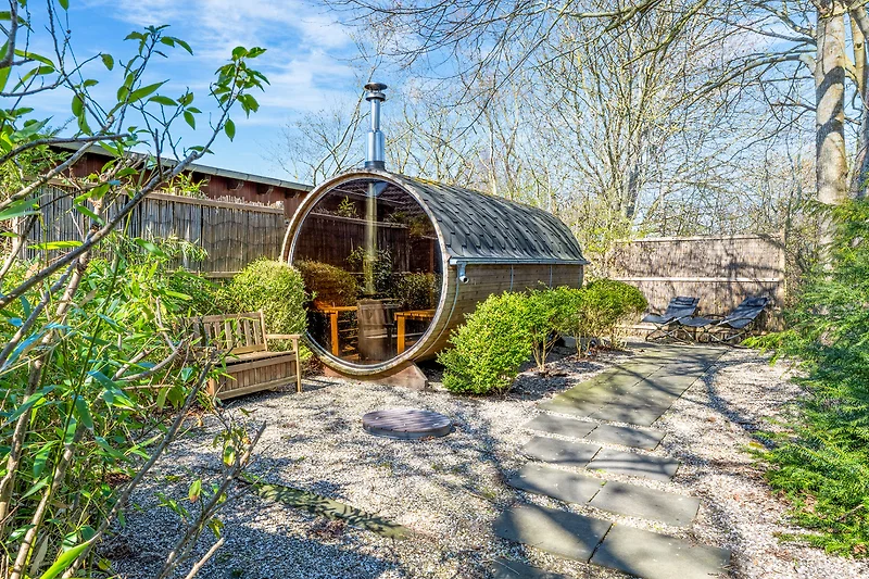 Holzfasssauna im abgetrennten Saunabereich