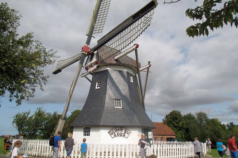 Restaurierte Mühle mit Schmiede in Werdum
