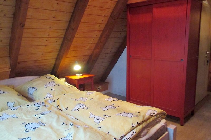 Fewo Möwe Schlafzimmer DG mit Doppelbett und ggf. Kleinkinderbett
