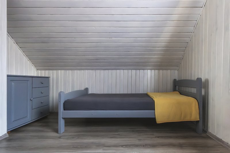 Modernes Schlafzimmer mit elegantem Design und bequemem Bett.