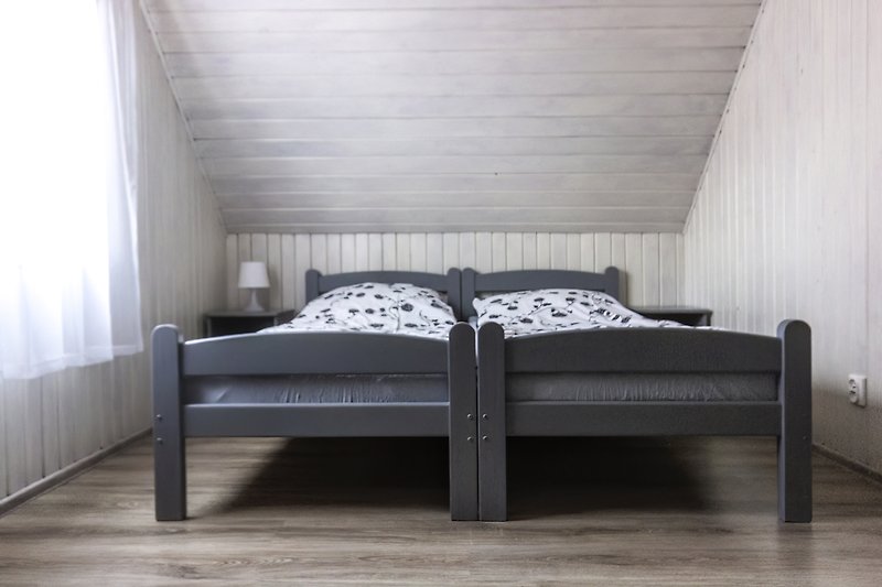 Schlafzimmer mit bequemem Bett, Holzmöbeln und stilvollem Design.
