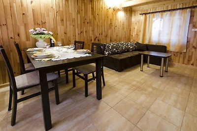 Elegante arredamento interno con mobili di stile e elementi decorativi. Elegante arredamento interno con mobili di stile e elementi decorativi.