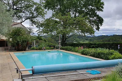 ENTZÜCKENDES HAUS MIT POOL