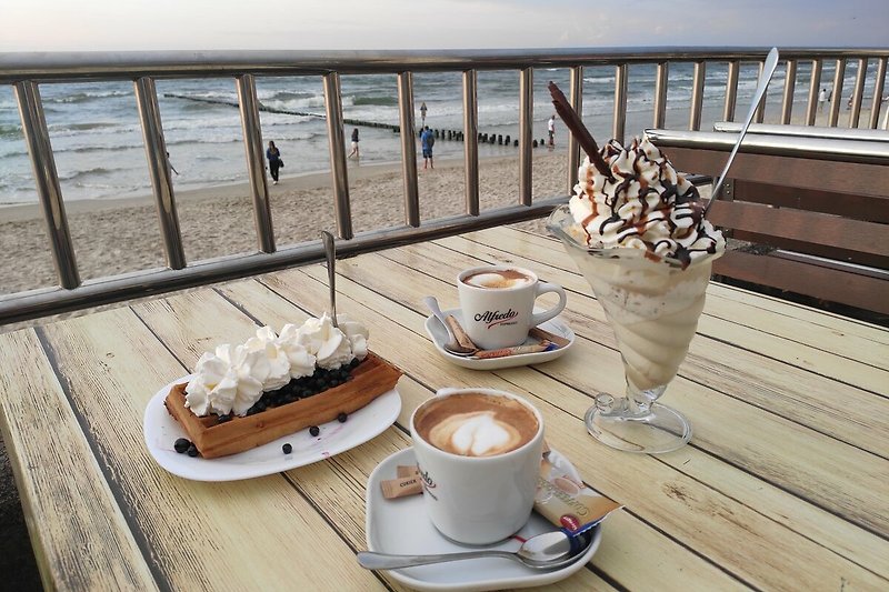 Süße Spezialitäten der Cafes an der Strandpromenade in der Nähe des Kolberger Leuchtturms