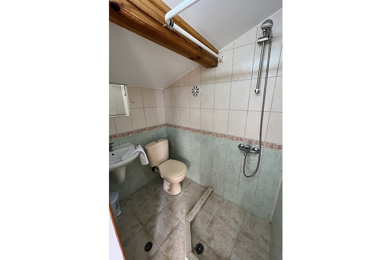 Ein stilvolles Badezimmer mit modernen Armaturen und Marmorfliesen.