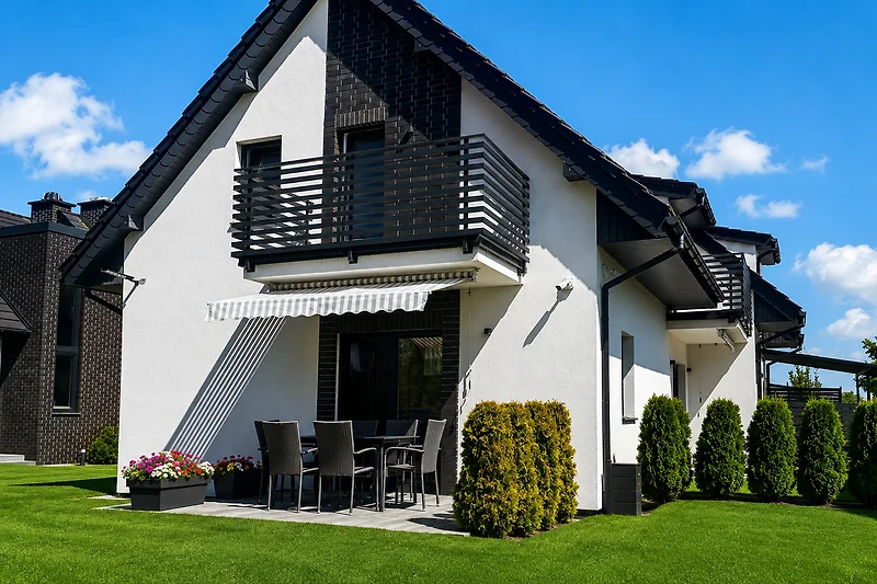 Villa mit Markise und Balkon – genießen Sie entspannte Ausblicke!