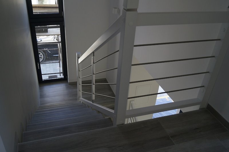 Moderne Treppe aus Holz und Aluminium, Glasfenster.