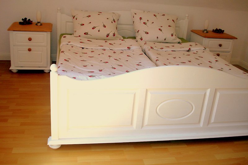 Schlafzimmer mit  bequemem Bett 180x200  und großem Schrank